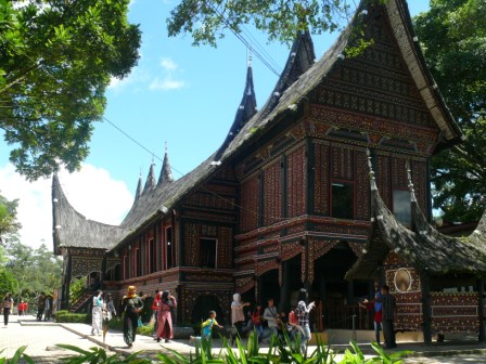rumah gadang di kebun binatang Bukittinggi